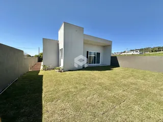 Fachada de uma casa moderna com jardim gramado.