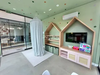 Sala de estar com portas de vidro e decoração de madeira.