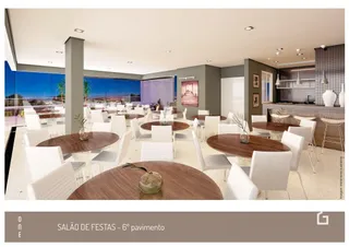 Vista ampla de um salão de festas com mesas redondas.