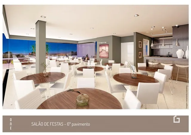 Vista ampla de um salão de festas com mesas redondas.