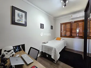 Quarto interno com cama e decoração de parede.