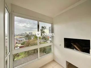 Uma janela ampla mostra uma vista da paisagem urbana de Lajeado.