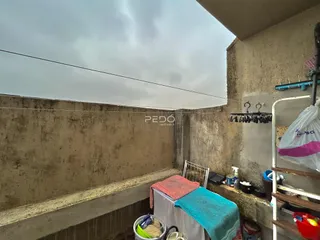 Vista interna de uma área com paredes de concreto aparente em Lajeado.