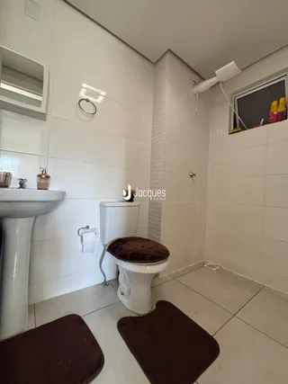 Foto de um banheiro interno com azulejos brancos.