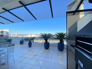 Vista da varanda com paisagem urbana.