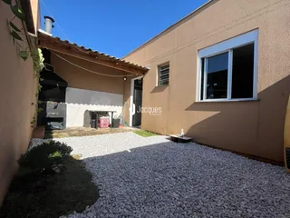 Fachada de uma casa em Lajeado, Brasil, com jardim de cascalho.