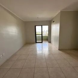 Hall de entrada com piso de cerâmica claro.
