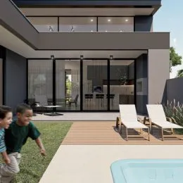 Foto da área externa com piscina e deck de madeira em uma residência.