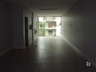 Corredor interno de um imóvel em Lajeado, Brasil.