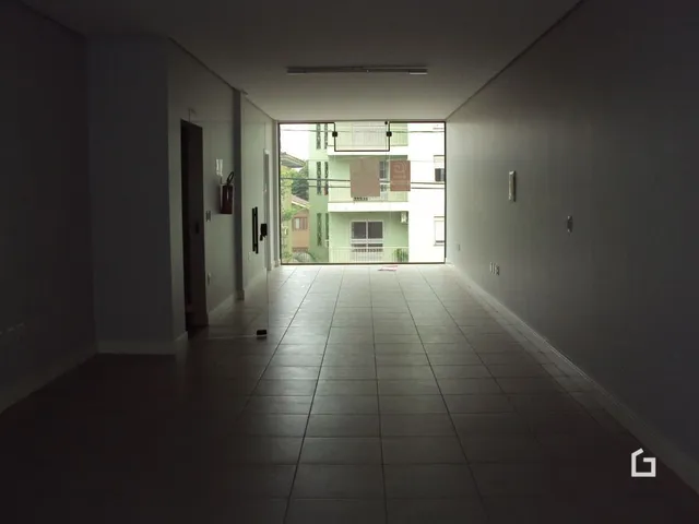 Corredor interno de um imóvel em Lajeado, Brasil.