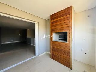 Interior de uma sala com parede de madeira e piso de cerâmica.