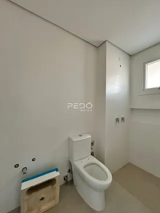 Foto de um banheiro interno com vaso sanitário branco.