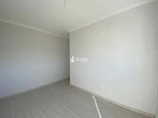 Ambiente interno de uma sala de estar com piso de madeira clara.