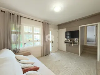 Quarto com janela e cortinas em um imóvel em Lajeado.