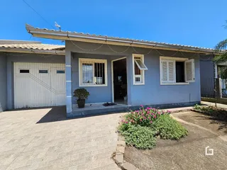 Fachada de uma casa em Lajeado, Brasil, com garagem e jardim na frente.