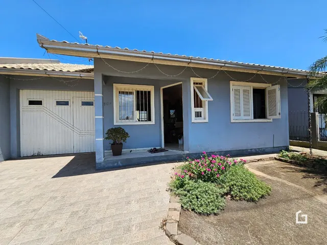 Fachada de uma casa em Lajeado, Brasil, com garagem e jardim na frente.