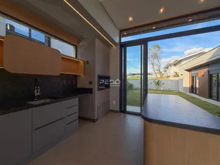 Foto de uma cozinha moderna com vista para o exterior.