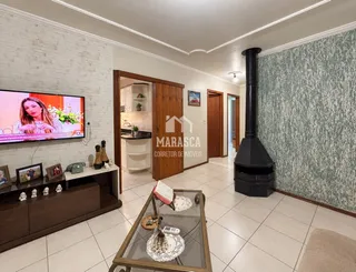 Sala de estar com parede de tijolos e lareira moderna.