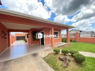 Fachada de uma casa em Lajeado, Brasil, mostrando a área da entrada coberta e o jardim.