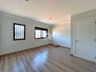Sala de estar com piso de madeira clara.