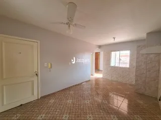Hall com piso de cerâmica e paredes brancas.