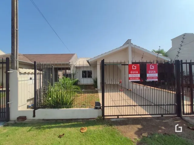 Fachada de uma residência com portão de ferro na Lajeado, Brasil.