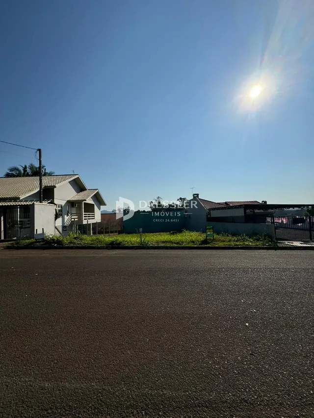 Vista externa de uma residência em Lajeado, Brasil, sob céu claro.