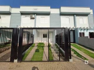 Fachada de uma residência em Lajeado, Brasil, com portão de ferro.