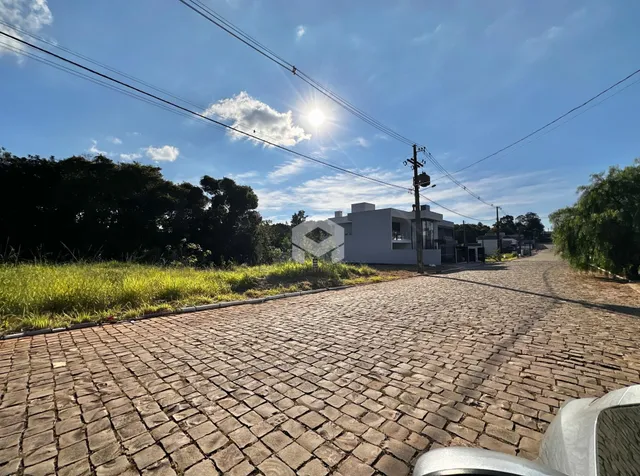 Vista da fachada de uma casa em Lajeado, Brasil, ao longo de uma estrada pavimentada.