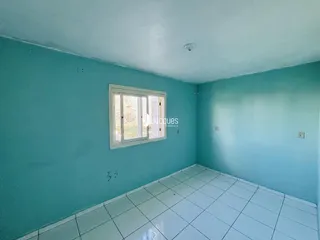 Uma sala com paredes azul e piso branco.