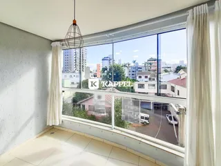 Sala de estar com vista panorâmica da paisagem urbana.