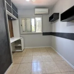 Ambiente interno com piso de cerâmica e ar-condicionado instalado.