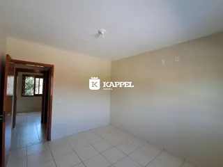 Foto de um cômodo interno com piso de cerâmica e paredes claras.