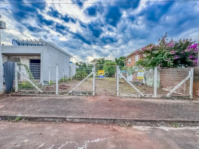 Vista externa de uma propriedade com cerca e portão em Lajeado, Brasil.