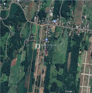 Vista aérea de uma área rural com vegetação e estradas no Brasil.
