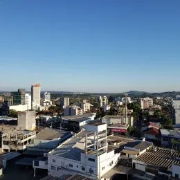 Vista panorâmica de edifícios na paisagem de Lajeado.