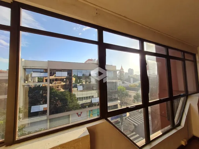 Vista externa de edifícios através de uma grande janela.