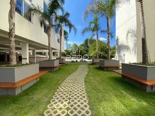 Vista externa de um jardim com caminho de pedras e gramado em Lajeado.