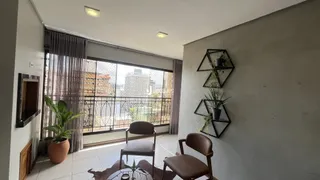 Sala de estar com grande janela e vista para o exterior.