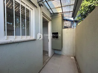 Vista da fachada de uma residência em Lajeado, Brasil, mostrando uma janela e uma porta de entrada.