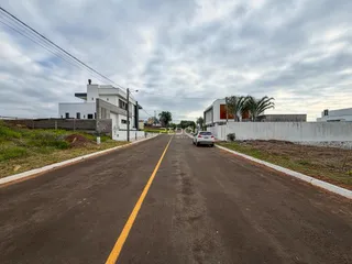 Vista da rua em Lajeado, Brasil, mostrando duas residências modernas.