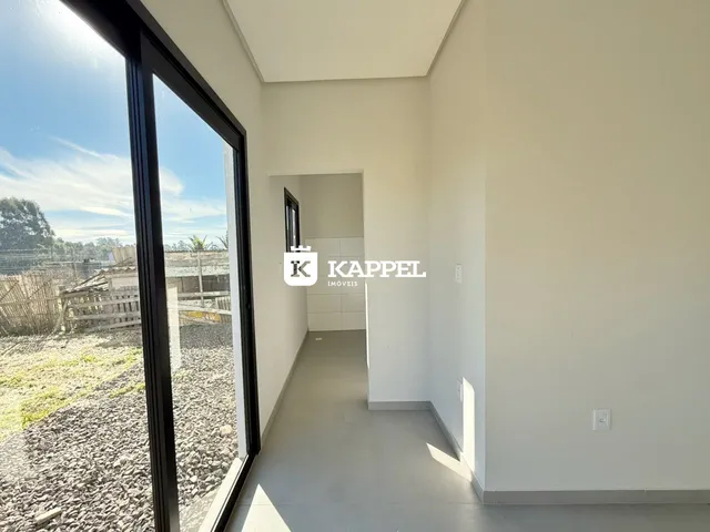 Hall de entrada com vista para o exterior da propriedade.
