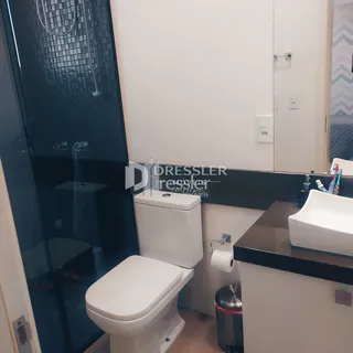 Foto de um banheiro mostrando um vaso sanitário e pia.