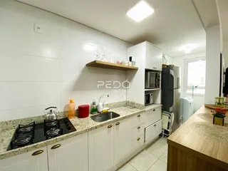 Foto de uma cozinha moderna com armários brancos e bancada de granito.