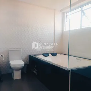 Foto de um banheiro com vaso sanitário branco.