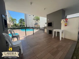 Área externa com piso de cerâmica e vista para a piscina