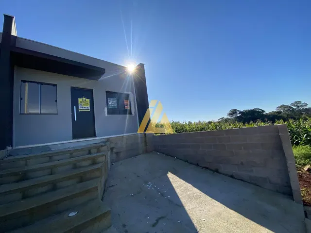 Casa geminada com 2 dormitórios