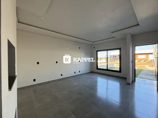 Sala de estar ampla com piso de cerâmica e janela para o exterior.