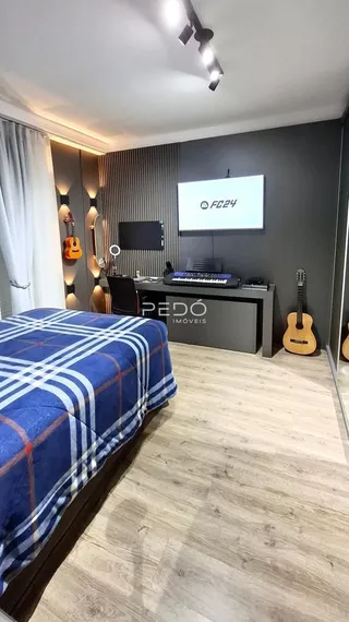 Foto de um quarto com cama e decoração moderna em um imóvel.