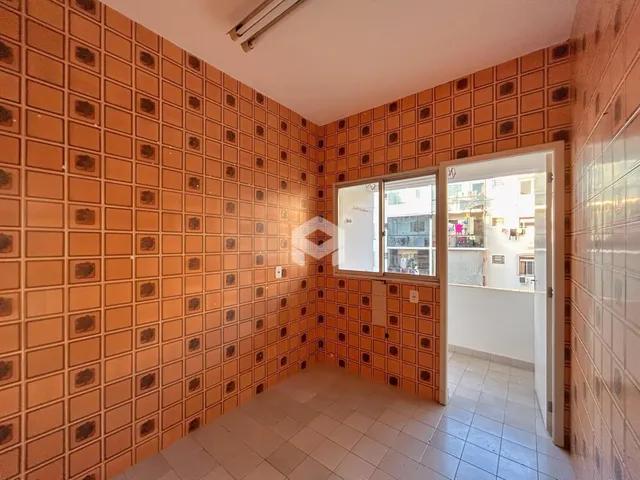 Corredor interno com paredes de azulejo laranja